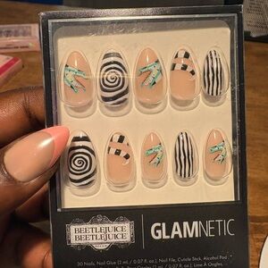 Glamnetic x Beetlejuice Nail Set - Black and Tan